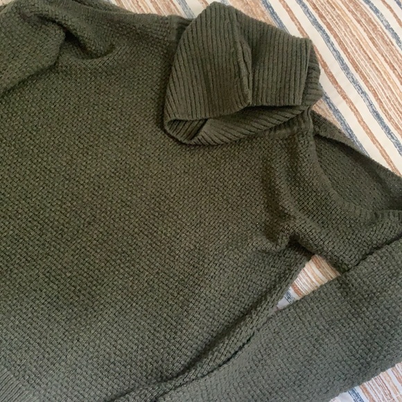 Hollister open shoulder turtle neck sweater - Picture 2 of 5